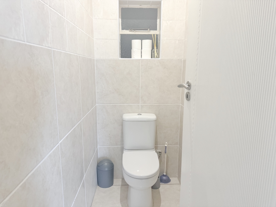 To Let 3 Bedroom Property for Rent in Signal Hill Western Cape
